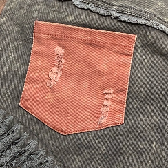 Oli & hali Two-Tone Fringe distressed shorts SZ S. A15 - Picture 5 of 9